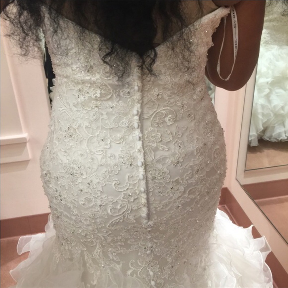Beautiful wedding dresss never worn….didnt make it down the Aisle